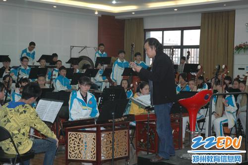 [4中] 中国著名乐团指挥张列先生到校指导