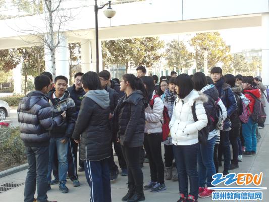 郑州47中学生走进湿地公园 开展研究性学习活