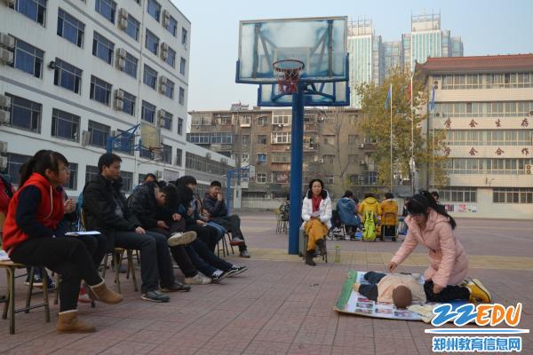 郑州市红十字会莅临信息技术学校培训学生急救