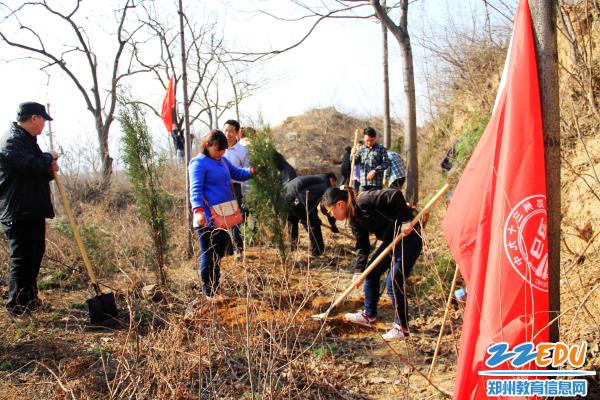 郑州39中青年教师志愿者积极参加全民义务植