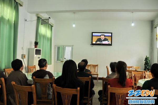 我市各校组织观看教育实践活动专题报告 学习