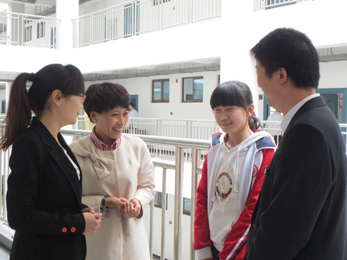 市实验高中老师,家长和学生亲切交谈
