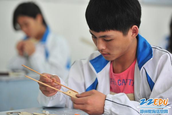 [经贸学校] 动脑又动手 飞机飞起来