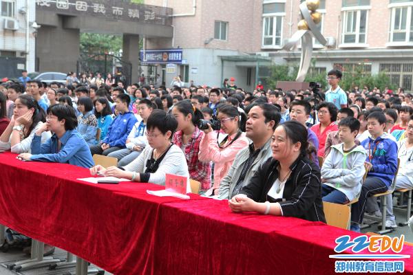 郑州五十七中和兴华中学联合举行建校40周年暨第三届“春之声”诗文朗诵会 