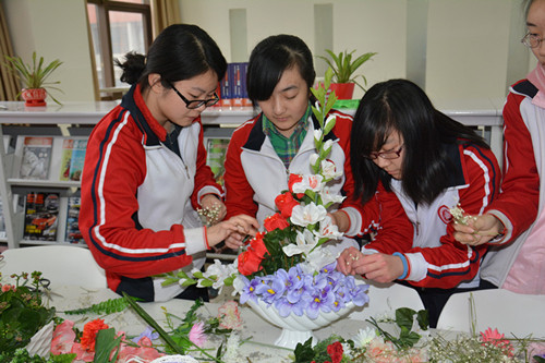 市实验高中《插花艺术》课上学生动手插花