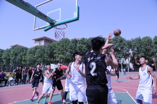 郑州二中初中男子篮球队勇夺郑州市中小学篮球赛冠军