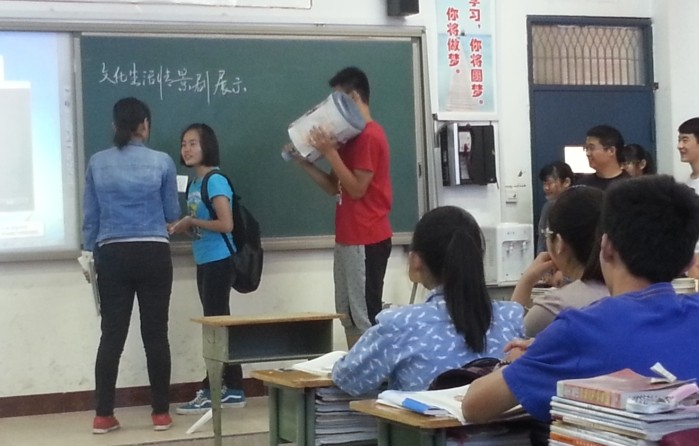 校园广角镜 >正文      5月14日,郑州九中朱林老师作了一节关于"生活