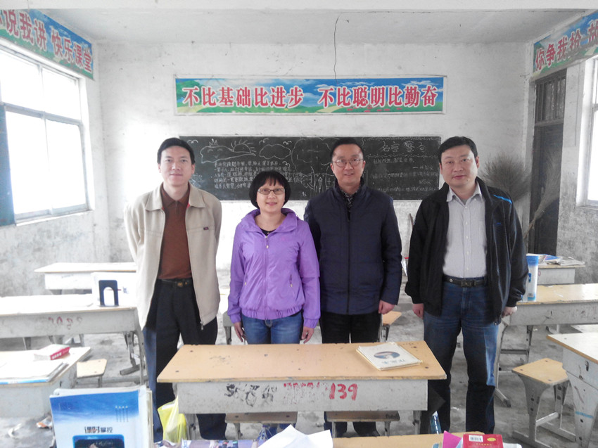 万宇老师是郑州三中选派到周口郸城支教的优秀青年教师.万宇老师