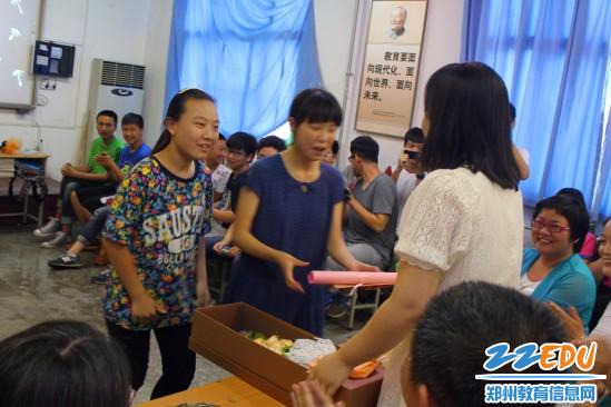 临近期末,郑州爱中学校学生自导自演报师恩