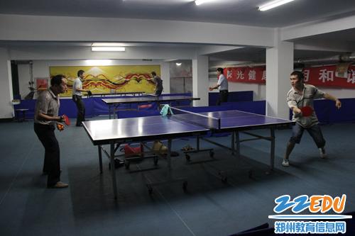 郑州四中全师参与健身活动 共庆教师节