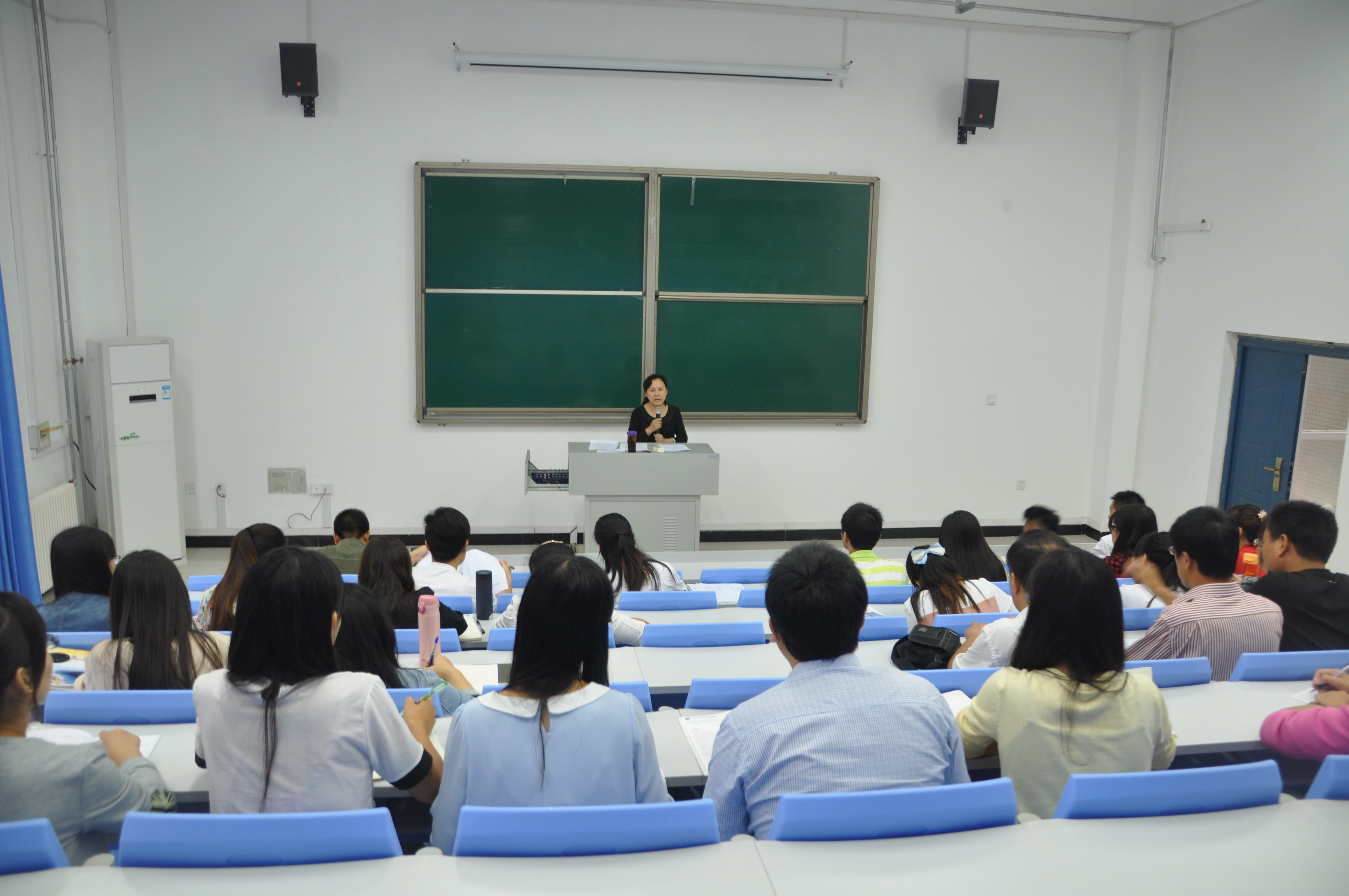 郑州一中龙湖校区召开新教师培训会