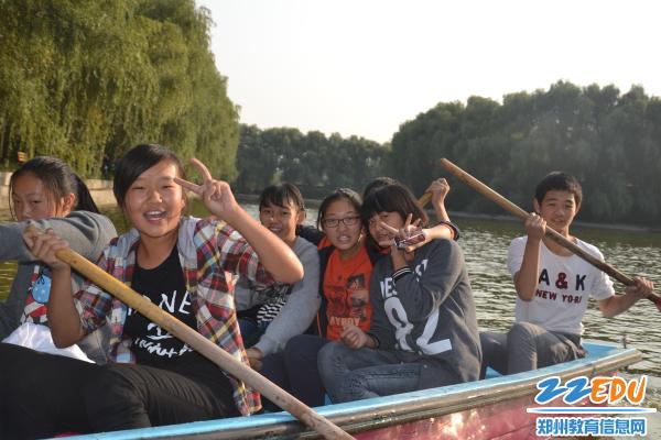 郑州市信息技术学校一年级学生赴八中基地社会实践