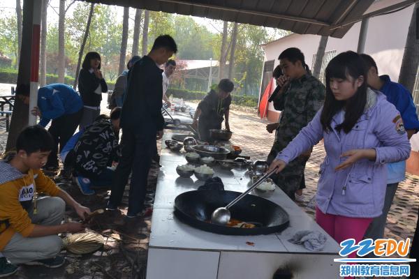 郑州市信息技术学校一年级学生赴八中基地社会实践