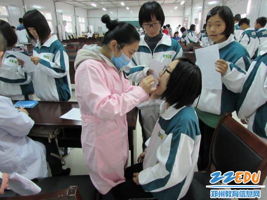 尚美中学学生正在检查牙齿