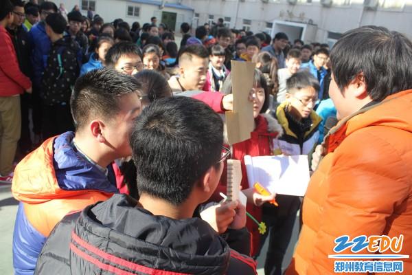 郑州爱中学校冬至饺子暖心 知识竞赛显智慧