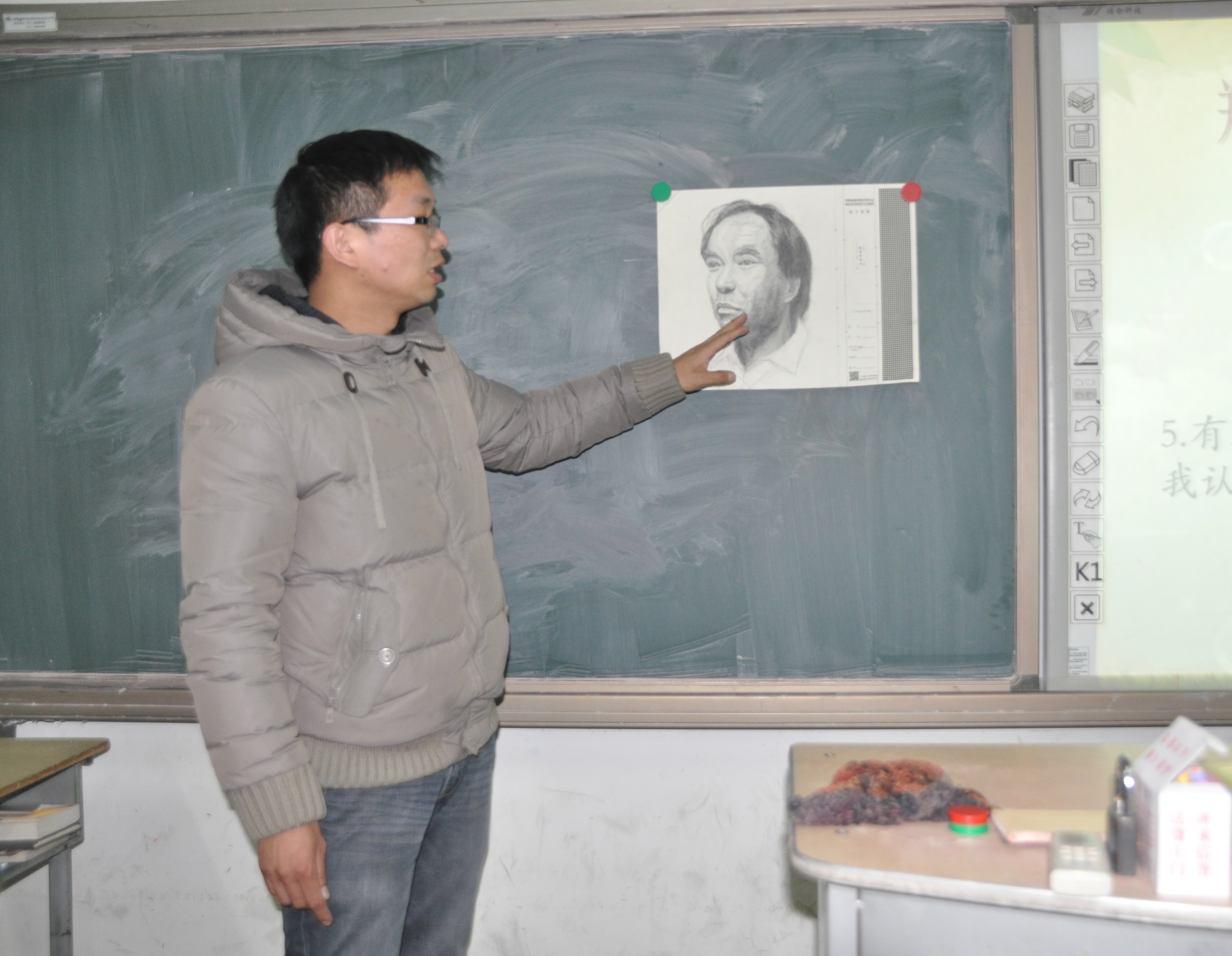 美术教师评画,显示艺术鉴赏力