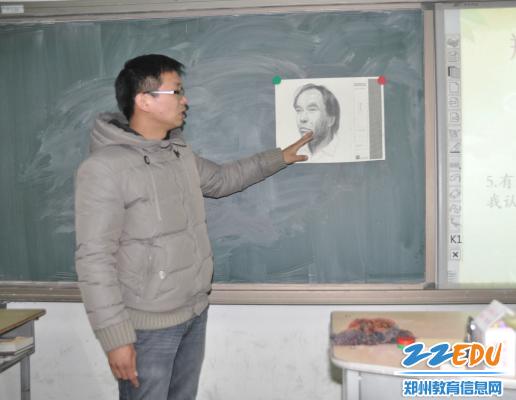 美术教师评画,显示艺术鉴赏力-郑州18中举行青年教师即兴演讲暨学