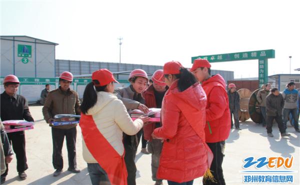 郑州51中开展关爱农民工志愿者服务活动