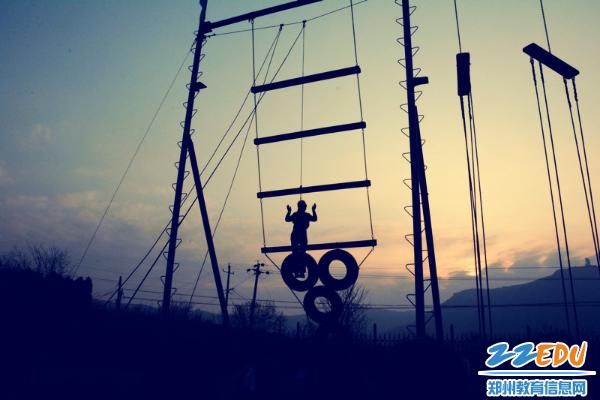 实高恐高症老师挑战“高空飞跃”,户外拓展撼动“小皇帝”“小公主”