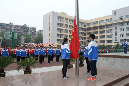 郑州31中高三学生在国旗下话别母校