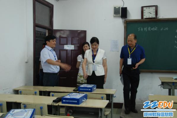 二七区区委书记蔡红等领导到郑州四中检查高考