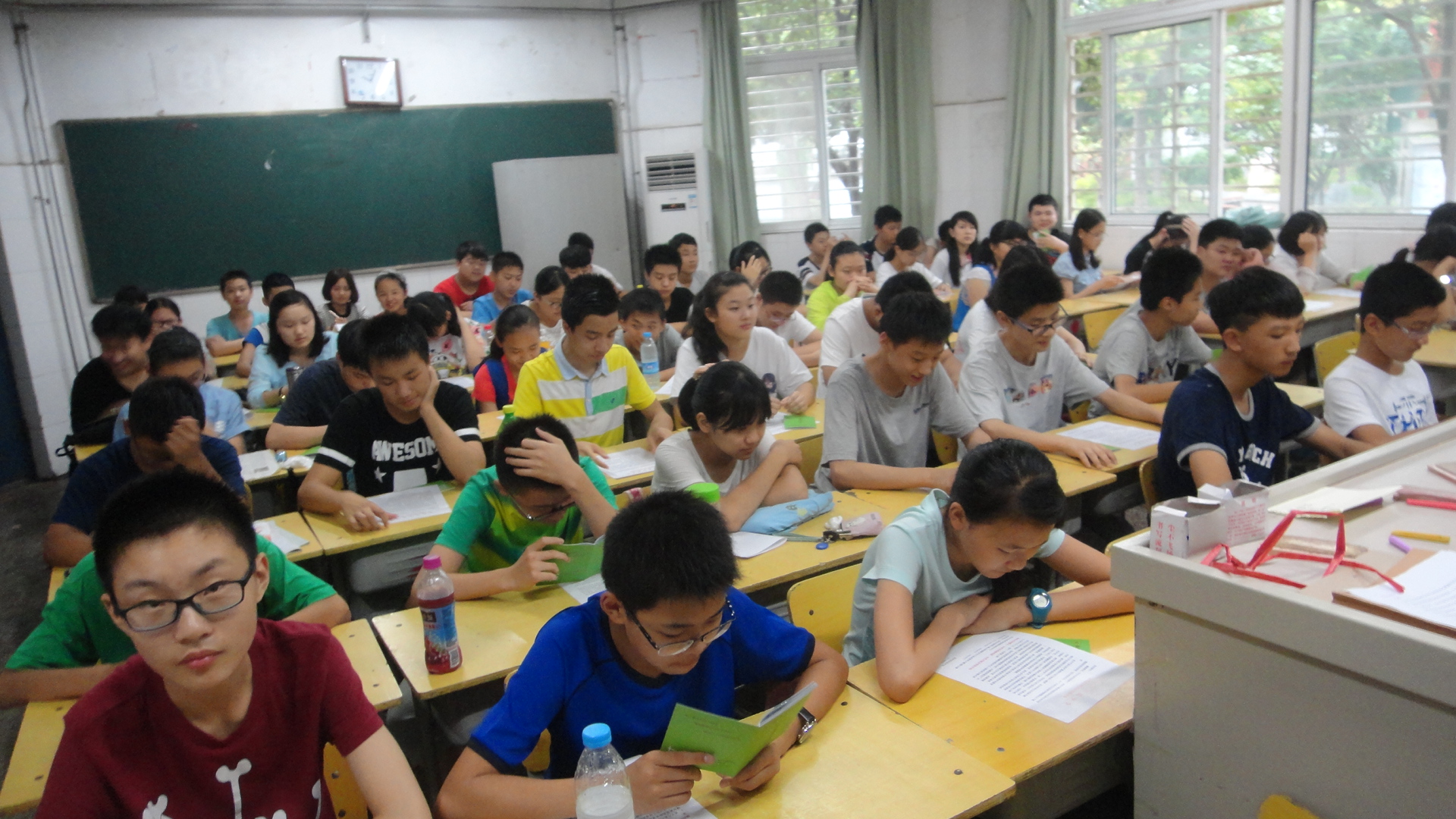 学生们认真听讲