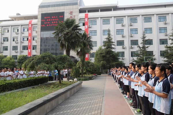 教育时讯 >正文   8月25日,是郑州市第十九中学新学年开学第一天.