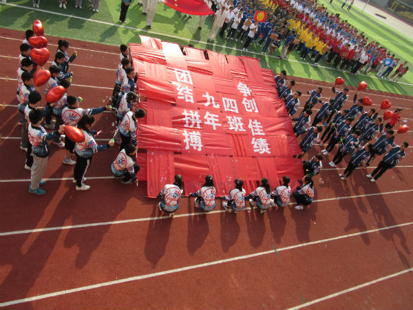 创意的表演,不是出现在舞台上,而是郑州45中运会开幕入场式的一部分