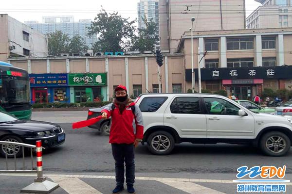 郑州19中志愿者感受严寒 坚守交通道路文明岗