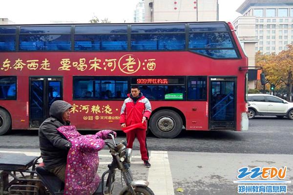 郑州19中志愿者感受严寒 坚守交通道路文明岗