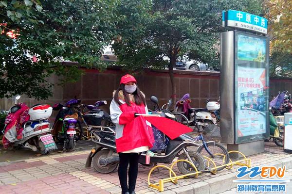 郑州19中志愿者感受严寒 坚守交通道路文明岗