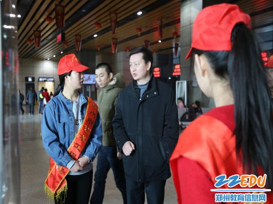 郑州市艺术工程学校践行雷锋精神,志愿服务春运