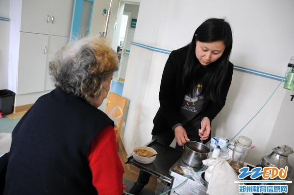 郑州七中爱心志愿者进医院照顾空巢老人