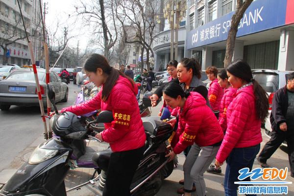 郑州市实验幼儿园开展平安志愿者社区服务活