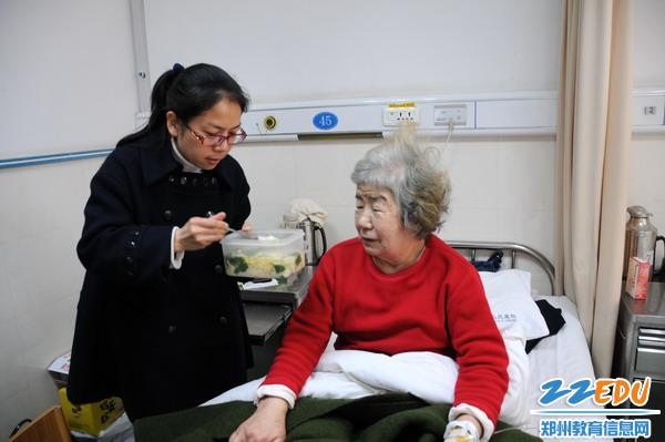 郑州七中爱心志愿者进医院照顾空巢老人