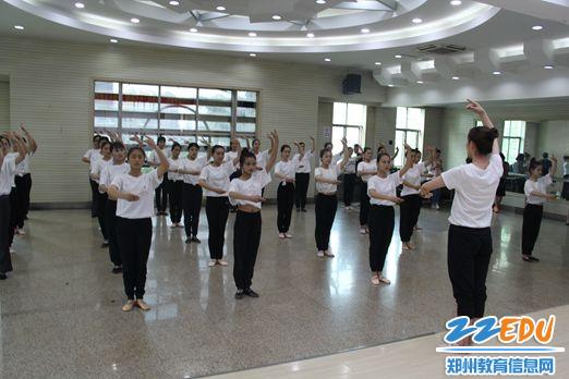 [金融学校] 一堂别开生面的舞蹈课