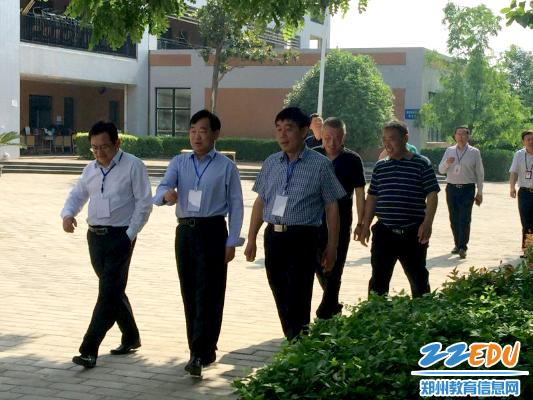 省招办主任朱玉山带队检查郑州一中高考考点筹