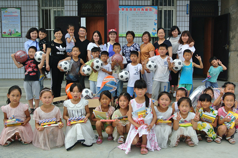 郑州市实验幼儿园走进小浪底小学举行爱心公益活动