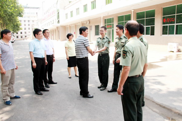 今年八一建军节前夕,学校了解到警卫连官兵每天冒着三十几度的高温