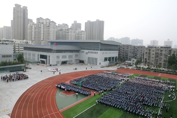 郑州19中开学典礼校长梁寅峰寄语学生:学会尊重