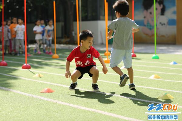 孩子们,一起来踢足球啦!--市实验幼儿园开设足