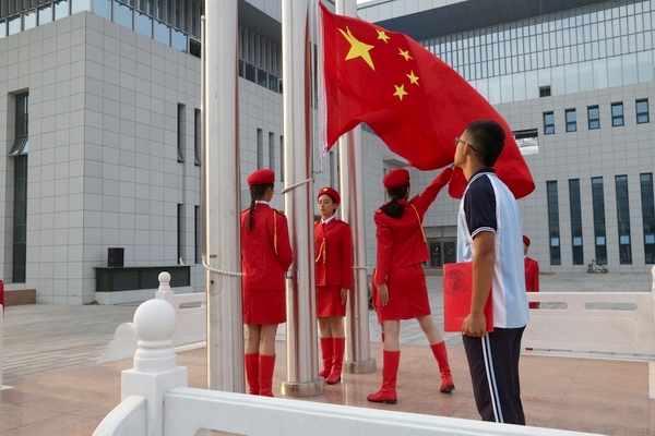 郑州十九中举行升国旗仪式暨学生学习成长进步奖表彰仪式