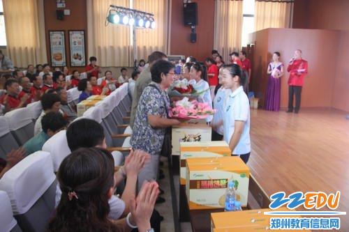 75届花甲学子回访母校郑州五中,660名学生欢