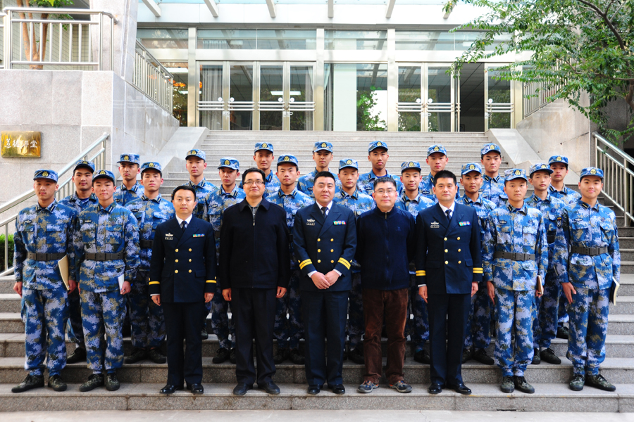 深入海航班 畅谈海军梦—海军招飞办领导走进郑州九中海航班