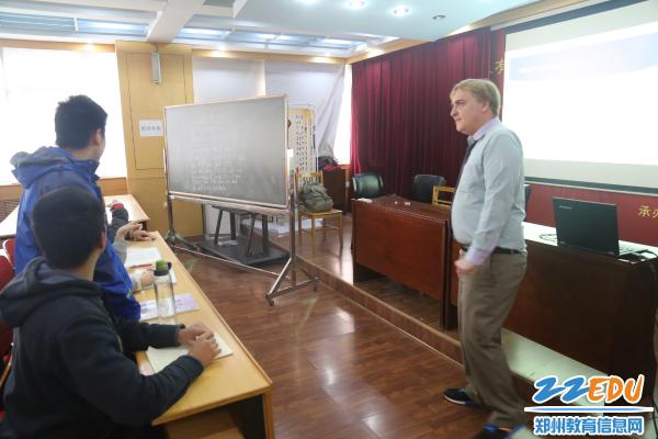 英语教师与外教同课异构 郑州回中学科教研活