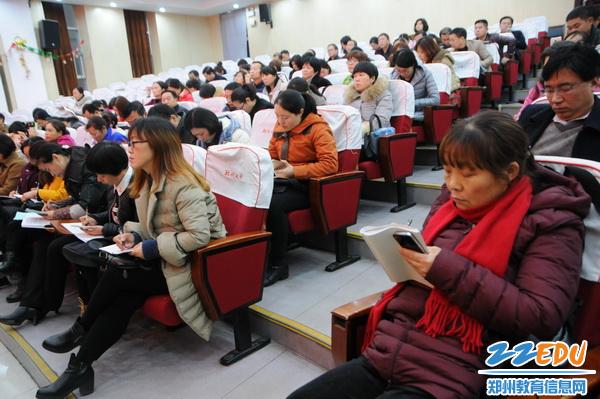郑州七中教师张玉明为省级名师展示iPad教学