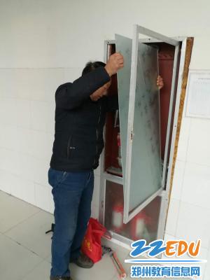 郑州五中全面排查安全隐患 微型消防站发挥大