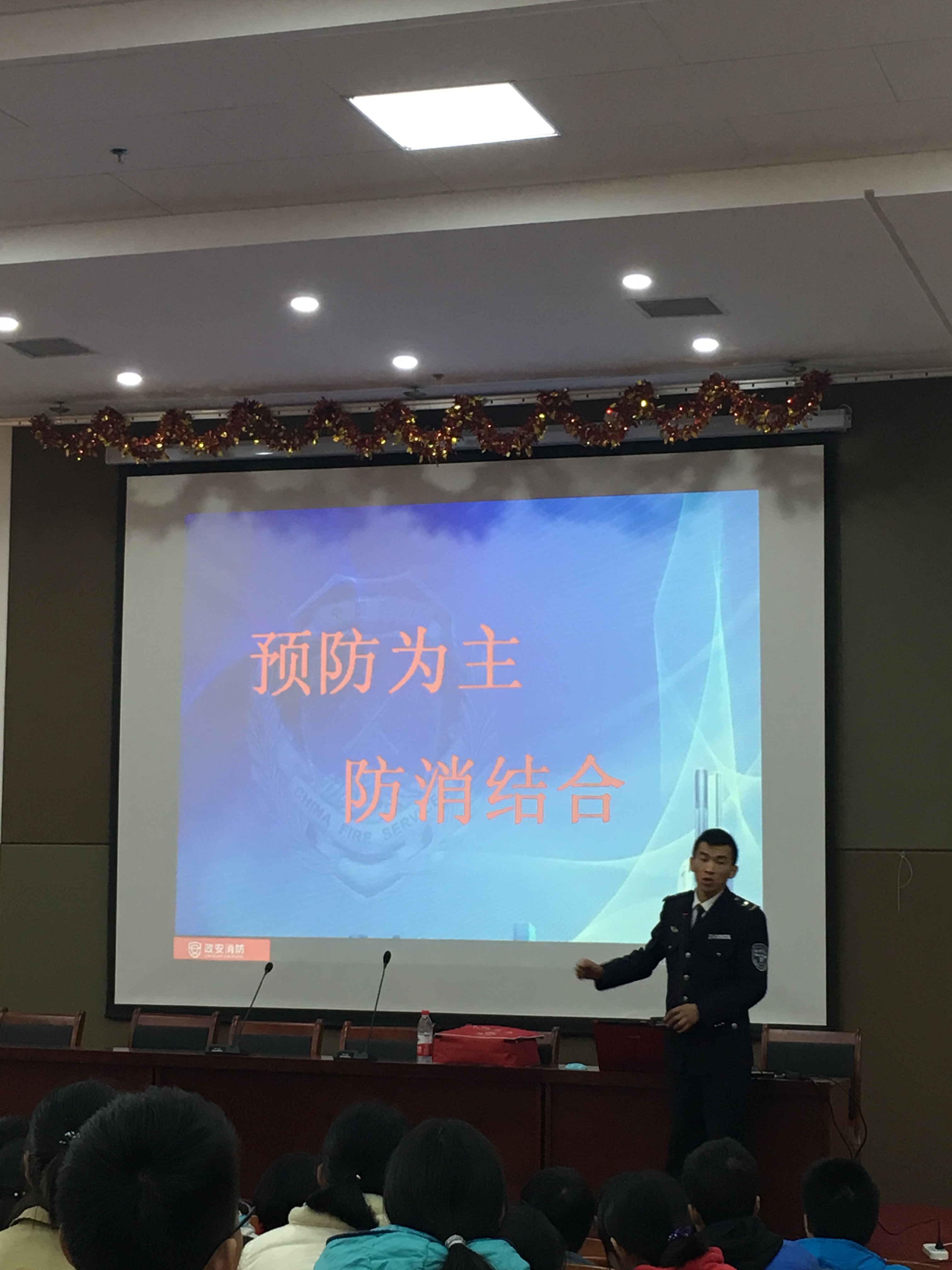 来听听消防教官的"干货"讲座——郑州龙湖一中举办消防安全知识讲座