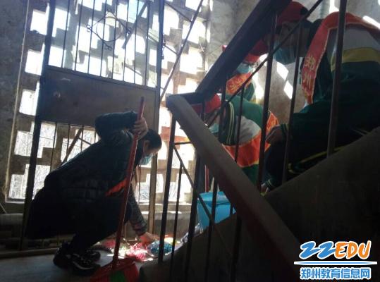 郑州市盲聋哑学校党团员志愿者参加与雷锋同