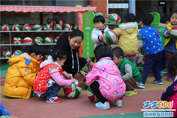 学雷锋由口号变行动,幼儿园里你不可错过的温暖